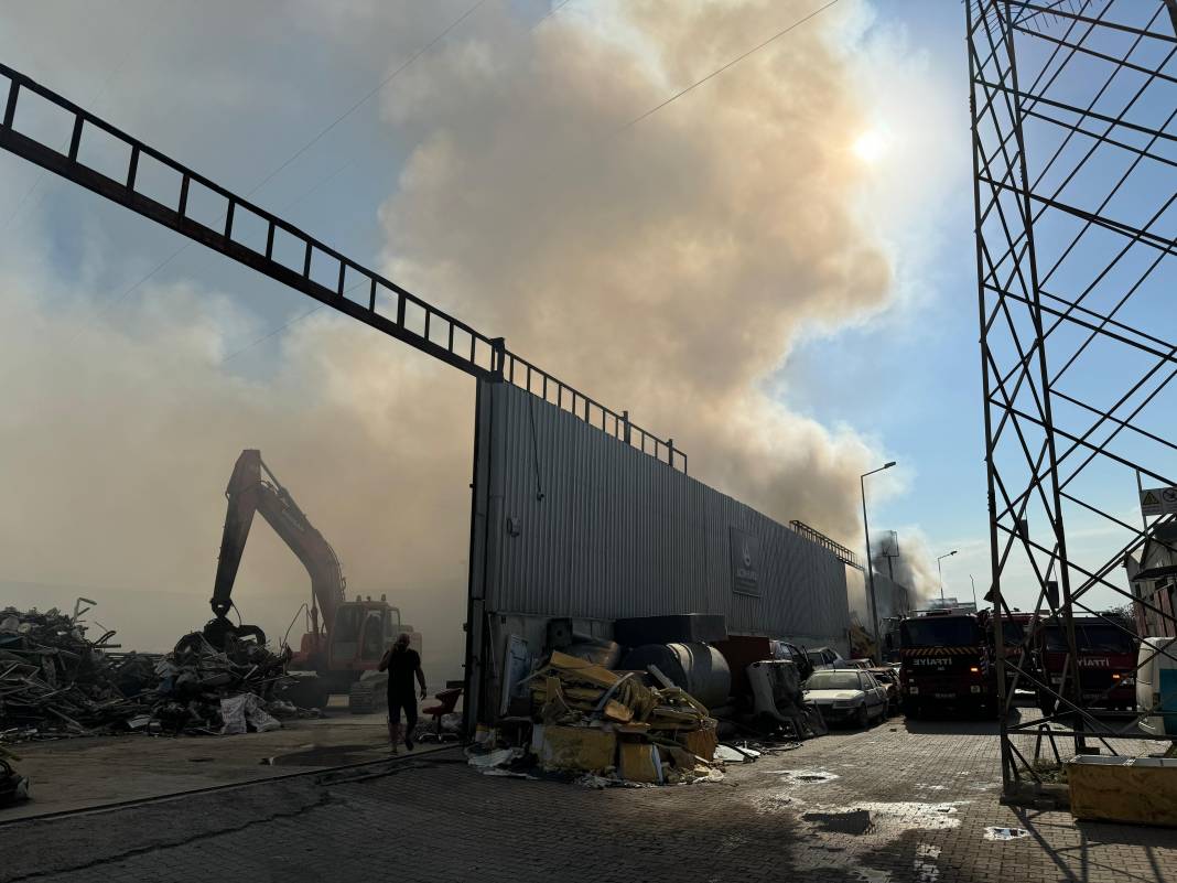 Aydın’da 5 gündür süren fabrika yangın kısmen kontrol altına alındı 1